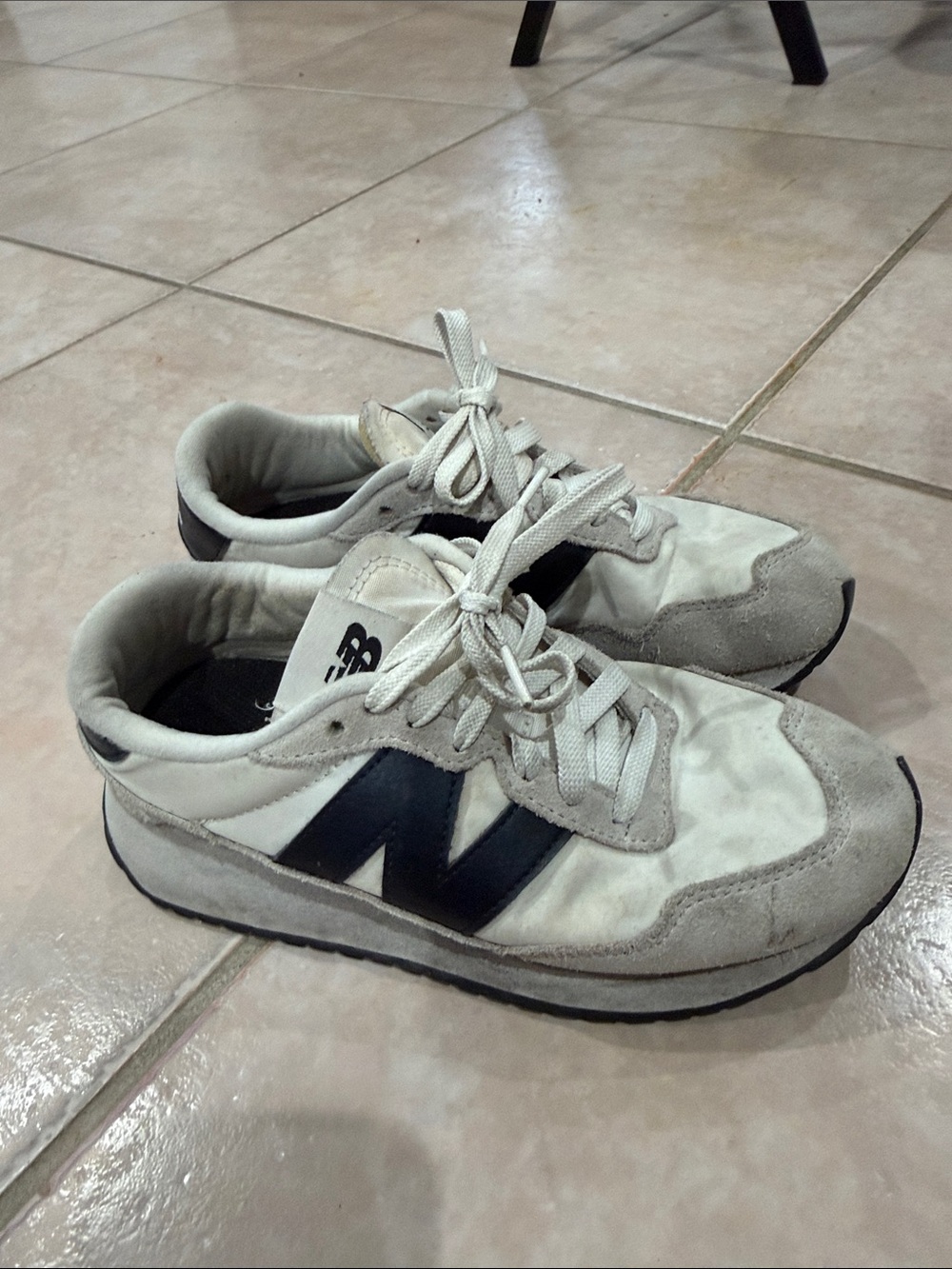 New Balance White and Black Retro-Style Lace-Up Sneakers @@@